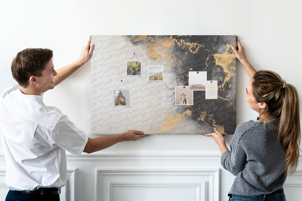 Tablero de corcho decorativo con diseño de abstracción elegante en tonos negros