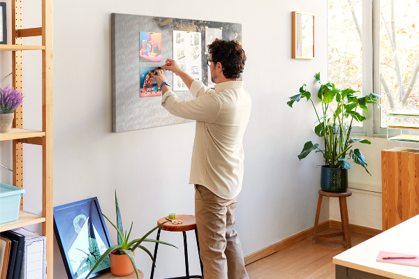 Tablero de corcho decorativo con diseño de abstracción elegante en tonos negros