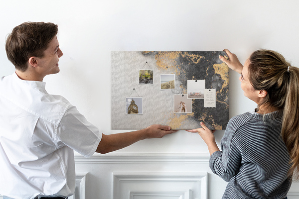 Tablero de corcho decorativo con diseño de abstracción elegante en tonos negros