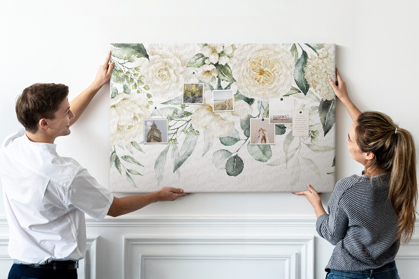 Tablero de corcho decorado con estampado floral en tonos delicados