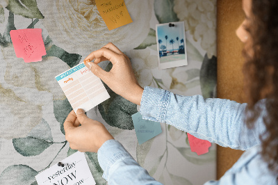 Tablero de corcho decorado con estampado floral en tonos delicados