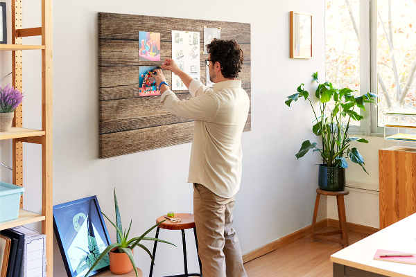 Tablero de anuncios de madera natural en tonos cálidos