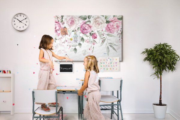 Tablero de corcho decorativo con estampado floral en delicados tonos de rosa