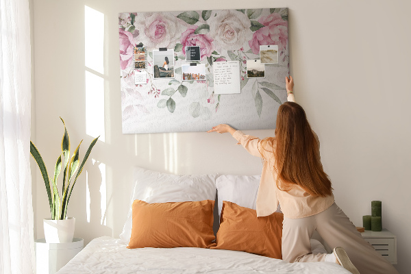 Tablero de corcho decorativo con estampado floral en delicados tonos de rosa