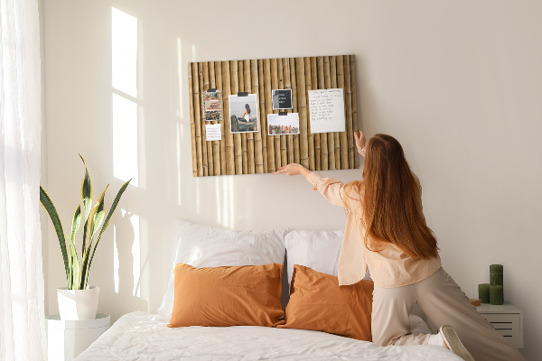 Tablero de anuncios con fondo de madera de bambú natural