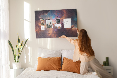 Pizarra de corcho con diseño de paisaje espacial de nebulosas coloridas