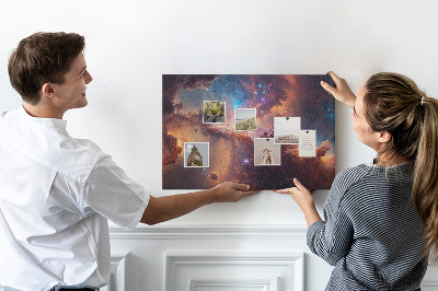 Pizarra de corcho con diseño de paisaje espacial de nebulosas coloridas
