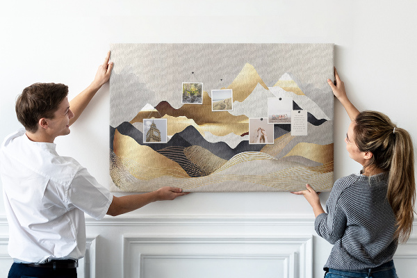 Tablero de anuncios montañas doradas sobre un fondo gris