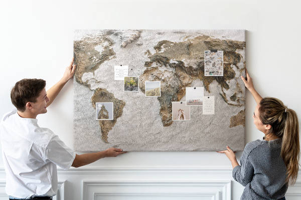 Mapa del mundo de corcho en tonos marrones