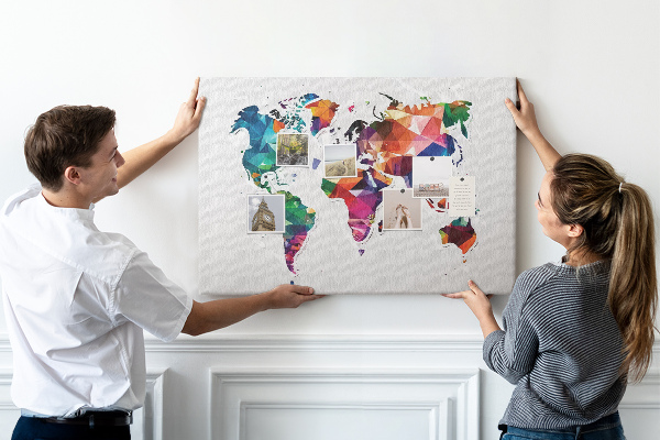 Tablero de corcho decorado mapamundi colorido con diseño geométrico