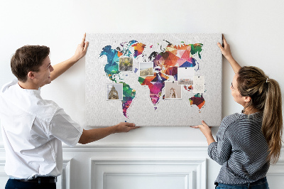 Tablero de corcho decorado mapamundi colorido con diseño geométrico