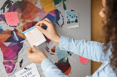 Tablero de corcho decorado mapamundi colorido con diseño geométrico
