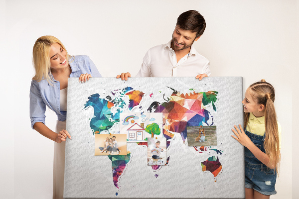 Tablero de corcho decorado mapamundi colorido con diseño geométrico