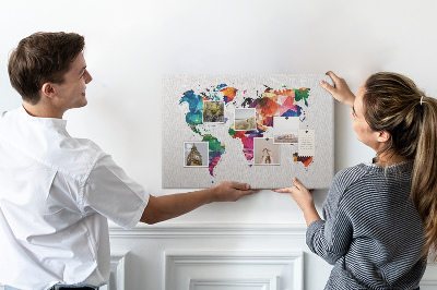 Tablero de corcho decorado mapamundi colorido con diseño geométrico