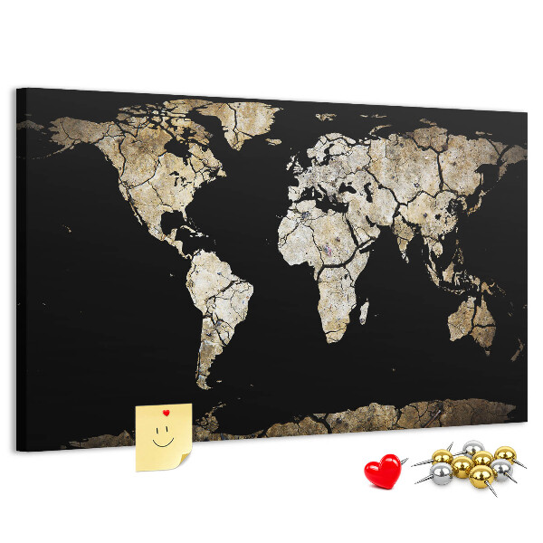 Tablero de anuncios mapamundi dañado sobre fondo negro