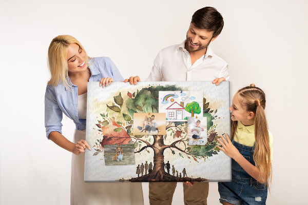 Tablero de corcho decorativo con diseño del árbol de la vida y personas bajo la sombra