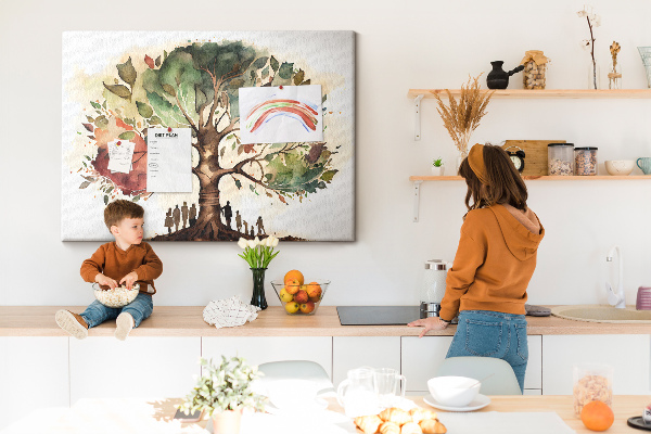 Tablero de corcho decorativo con diseño del árbol de la vida y personas bajo la sombra