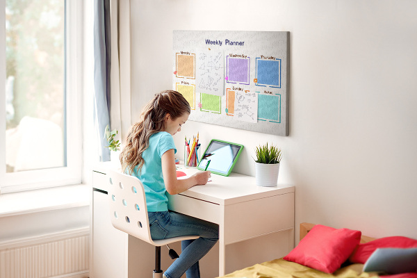 Pizarra de corcho calendario semanal con detalles florales