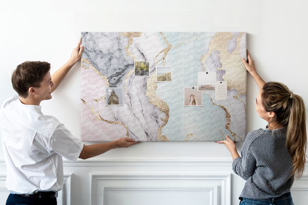 Tablero de corcho decorado con elegante diseño de mármol y detalles dorados