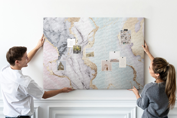 Tablero de corcho decorado con elegante diseño de mármol y detalles dorados