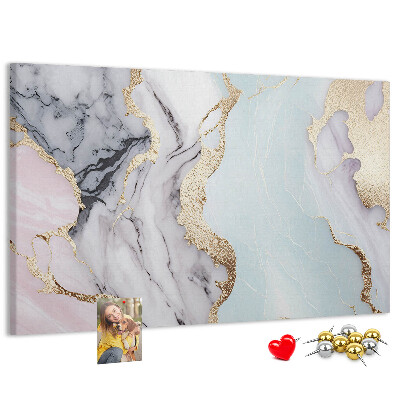 Tablero de corcho decorado con elegante diseño de mármol y detalles dorados