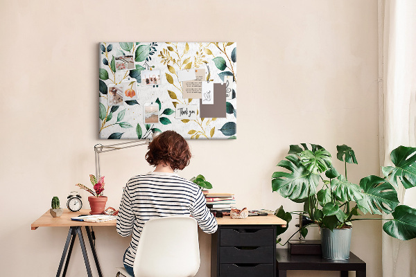 Tablero de corcho decorativo con diseño de hojas doradas sobre fondo claro