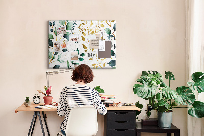 Tablero de corcho decorativo con diseño de hojas doradas sobre fondo claro