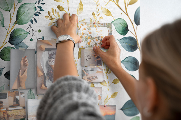 Tablero de corcho decorativo con diseño de hojas doradas sobre fondo claro