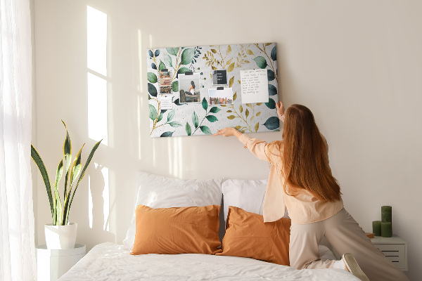 Tablero de corcho decorativo con diseño de hojas doradas sobre fondo claro