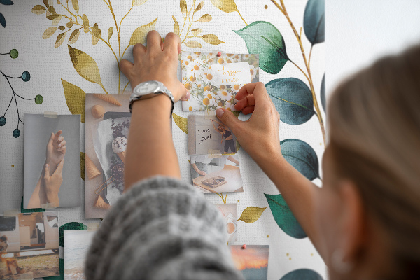 Tablero de corcho decorativo con diseño de hojas doradas sobre fondo claro