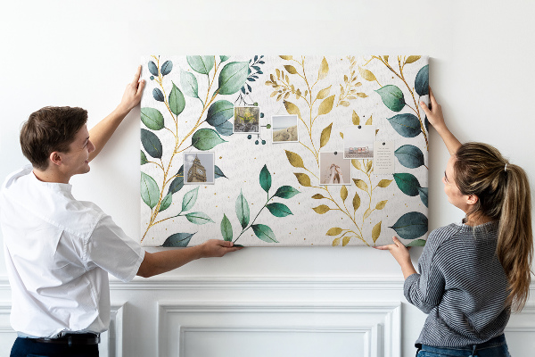 Tablero de corcho decorativo con diseño de hojas doradas sobre fondo claro