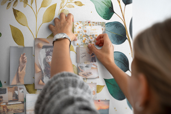 Tablero de corcho decorativo con diseño de hojas doradas sobre fondo claro