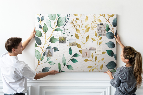 Tablero de corcho decorativo con diseño de hojas doradas sobre fondo claro