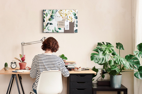 Tablero de corcho decorativo con diseño de hojas doradas sobre fondo claro