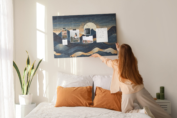 Tablero de anuncios con diseño de paisaje montañoso nocturno