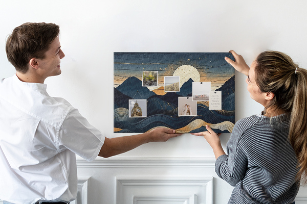 Tablero de anuncios con diseño de paisaje montañoso nocturno
