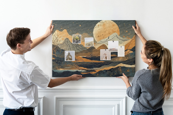 Pizarra de corcho con estampado de paisaje montañoso y luna al fondo