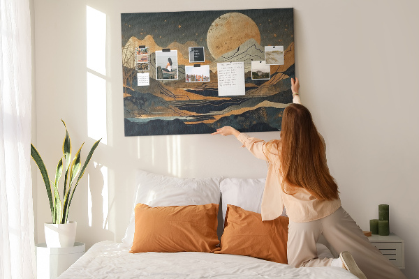 Pizarra de corcho con estampado de paisaje montañoso y luna al fondo