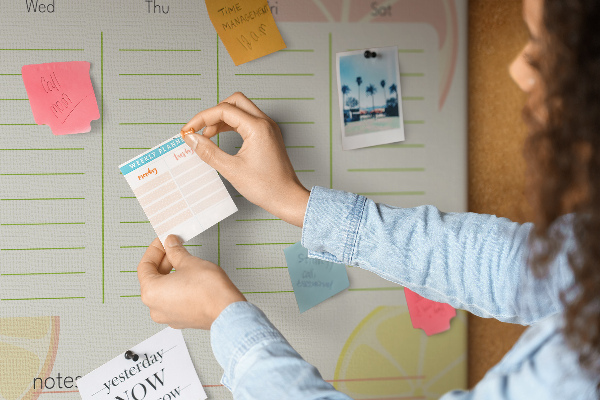 Tablero de anuncios agenda familiar con estampado de cítricos