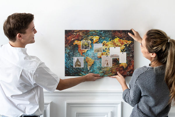 Tablero de corcho decorado mapa del mundo con diseño abstracto colorido