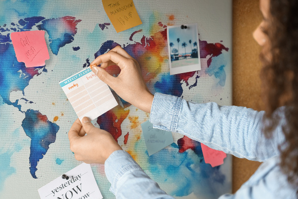 Tablero de anuncios mapa del mundo en acuarela a color