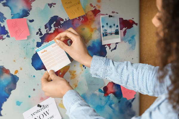 Tablero de anuncios mapa del mundo en acuarela a color