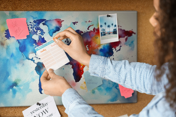 Tablero de anuncios mapa del mundo en acuarela a color