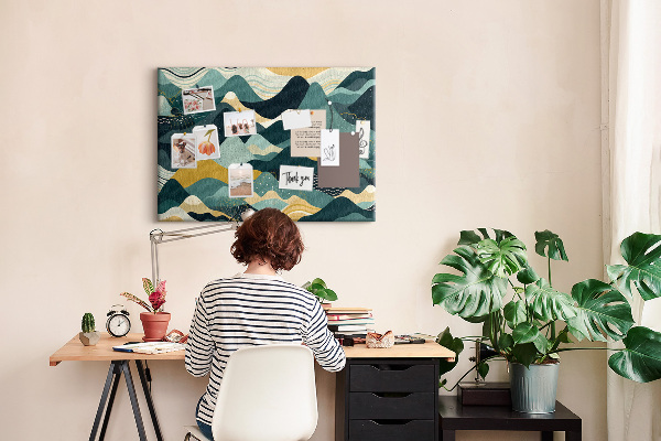 Tablero de corcho decorado con patrones abstractos de paisajes montañosos en colores