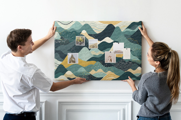 Tablero de corcho decorado con patrones abstractos de paisajes montañosos en colores