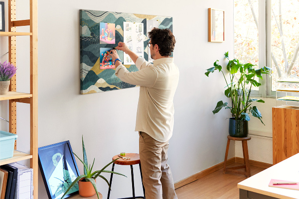 Tablero de corcho decorado con patrones abstractos de paisajes montañosos en colores