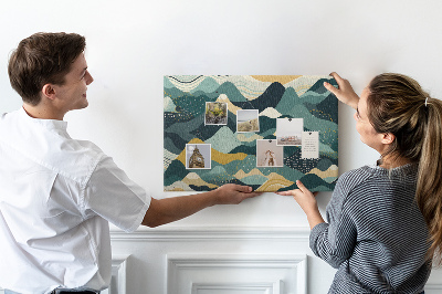 Tablero de corcho decorado con patrones abstractos de paisajes montañosos en colores