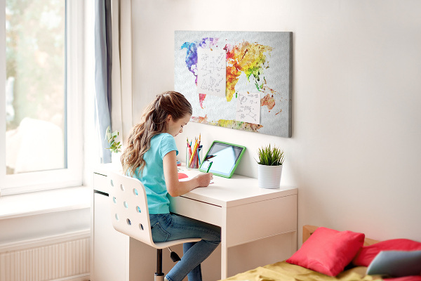 Tablero de anuncios mapa del mundo en acuarela a color