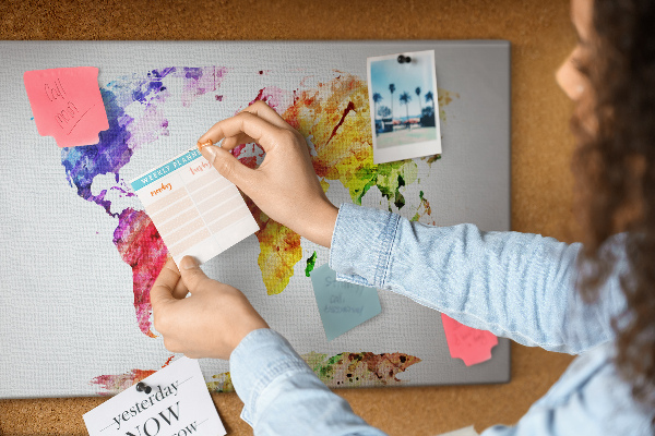 Tablero de anuncios mapa del mundo en acuarela a color
