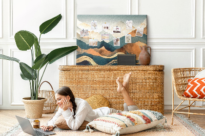 Tablero de corcho decorativo con diseño de paisaje montañoso en tonos apagados